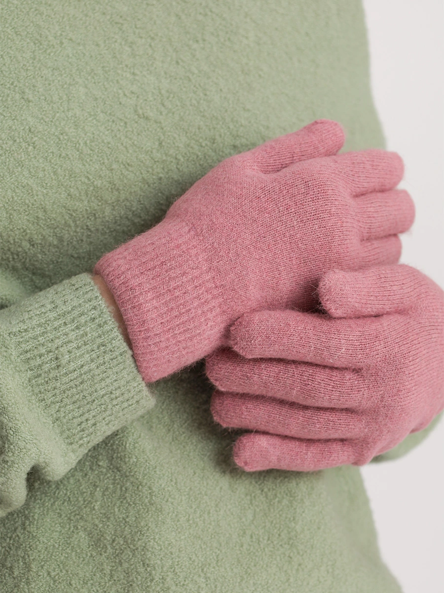Перчатки розового цвета вязаные